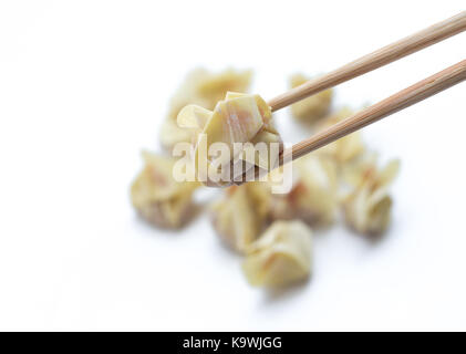 In casa cotto a vapore di ravioli ripieni con carne di maiale isolati su sfondo bianco Foto Stock