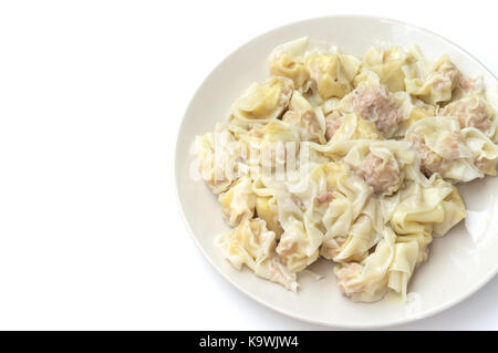 In casa cotto a vapore di ravioli ripieni con carne di maiale isolati su sfondo bianco Foto Stock