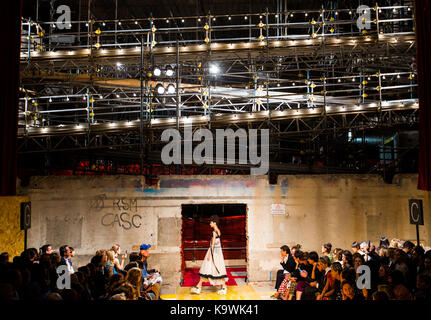 Milano, Italia. 23 Sep, 2017. Un modello passeggiate sulla pista di casa di moda Antonio Marras durante la settimana della moda di Milano primavera/estate 2018 di Milano, Italia, sett. 23, 2017. Credito: jin yu/xinhua/alamy live news Foto Stock