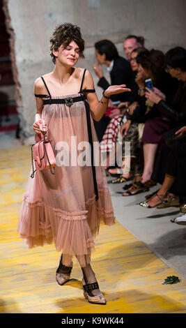 Milano, Italia. 23 Sep, 2017. Un modello passeggiate sulla pista di casa di moda Antonio Marras durante la settimana della moda di Milano primavera/estate 2018 di Milano, Italia, sett. 23, 2017. Credito: jin yu/xinhua/alamy live news Foto Stock