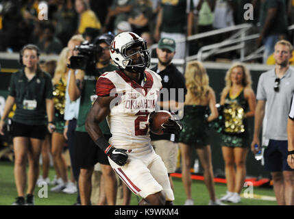 Settembre 23, 2017: .Oklahoma Sooners wide receiver Jeff Badet (2) punteggi un touchdown durante la seconda metà del NCAA Football gioco tra il Baylor orsi e l'unità organizzativa Sooners a McLane Stadium di Waco, Texas. Matthew Lynch/CSM Foto Stock