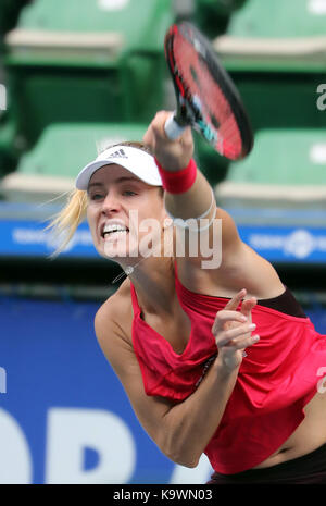 Tokyo, Giappone. 23 Sep, 2017. angelique kerber della Germania offre un servizio contro la Russia anastasia pavlyuchenkova durante la semifinale della Toray Pan Pacific open tennis championships di Tokyo il Sabato, Settembre 23, 2017. pavlyuchenkova sconfitto kerber 6-0, 6-7 (7-4), 6-4. Credito: yoshio tsunoda/aflo/alamy live news Foto Stock