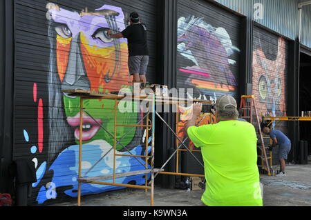 Houston, Texas degli Stati Uniti d'America. 23 Sep, 2017. Un visitatore scattare foto con il cellulare durante il 'Meeting di stili houston graffiti dei festival in Houston Texas degli stati uniti, sept. 23, 2017. Credito: liu liwei/xinhua/alamy live news Foto Stock