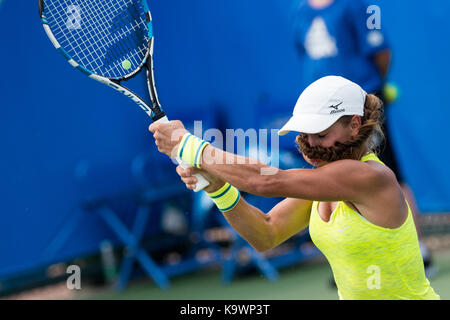 Wuhan, Cina. 24 settembre, 2017. yulia putintseva del Kazakistan restituisce la sfera durante l' singles match di primo turno contro maria sakkari della Grecia a 2017 wta wuhan aprire a Wuhan, capitale della Cina centrale della provincia di Hubei, sett. 24, 2017. yulia putintseva perso 1-2. (Xinhua/zhang duan)(WLL) Foto Stock