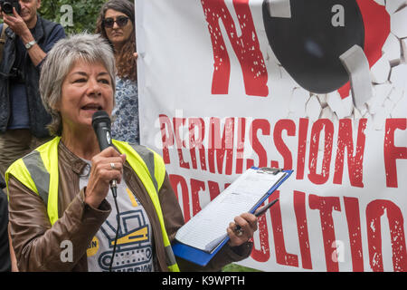 Londra, Regno Unito. 23 Settembre 2017. Londra, Regno Unito. 23 settembre 2017. Jenny Sutton di StopHDV presenta i diffusori al rally di Tottenham prima del cento marzo a Finsbury Park contro il cosiddetto Haringey Development Vehicle, sotto il quale Haringey Council sta facendo un enorme trasferimento di alloggi del consiglio alla multinazionale australiana Lendlease. Ciò comporterà l'imminente demolizione di oltre 1,300 case del consiglio nella tenuta del Northumberland Park, seguita da una simile perdita di alloggi sociali in tutto il borgo. A Â£2 miliardi, il suo è il più grande giveaway di consiglio e beni Foto Stock