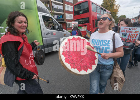 Londra, Regno Unito. 23 Settembre 2017. Londra, Regno Unito. 23 settembre 2017. Due donne con batteria la marcia a Londra del Nord da un rally a Tottenham a Finsbury Park contro il cosiddetto Haringey Development Vehicle, sotto il quale Haringey Council sta facendo un enorme trasferimento di alloggi del consiglio alla multinazionale australiana Lendlease. Ciò comporterà l'imminente demolizione di oltre 1,300 case del consiglio nella tenuta del Northumberland Park, seguita da una simile perdita di alloggi sociali in tutto il borgo. A Â£2 miliardi, il suo è il più grande giveaway di alloggi e beni del consiglio ad un corpo privato Foto Stock