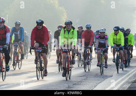 I piloti che prendono parte nella sessione inaugurale del Velo Birmingham 100 miglia di corsa ciclistica intorno a Birmingham, il Black Country, Staffordshire e Worcestershire Foto Stock