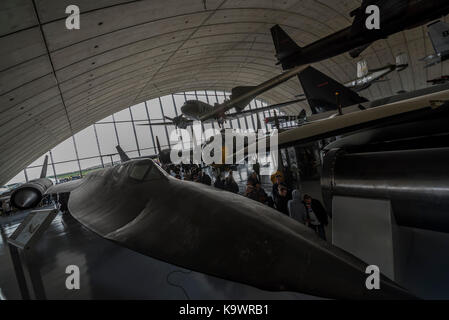 Duxford, UK. 23 Settembre, 2017. La American Air Museum building - Duxford Battle of Britain Air Show che avvengono durante l'IWM (Imperial War Museum Duxford) dell'anno centenario. Duxford il ruolo di principio come una Seconda Guerra Mondiale fighter stazione è celebrata nella Battaglia di Bretagna Air Show da più di 40 aeroplani storici assunzione al cielo. Credito: Guy Bell/Alamy Live News Foto Stock