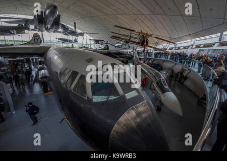 Duxford, UK. 23 Settembre, 2017. La American Air Museum building - Duxford Battle of Britain Air Show che avvengono durante l'IWM (Imperial War Museum Duxford) dell'anno centenario. Duxford il ruolo di principio come una Seconda Guerra Mondiale fighter stazione è celebrata nella Battaglia di Bretagna Air Show da più di 40 aeroplani storici assunzione al cielo. Credito: Guy Bell/Alamy Live News Foto Stock