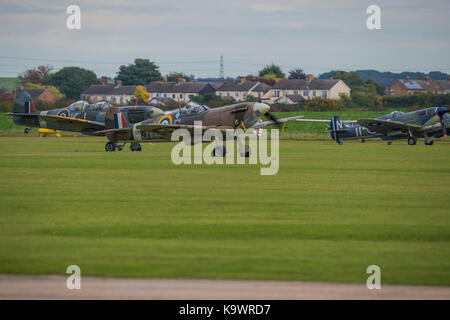 Duxford, UK. 23 Settembre, 2017. Una formazione di 12 spitfires moduli fino, mosche passato e le sue terre - Duxford Battle of Britain Air Show che avvengono durante l'IWM (Imperial War Museum Duxford) dell'anno centenario. Duxford il ruolo di principio come una Seconda Guerra Mondiale fighter stazione è celebrata nella Battaglia di Bretagna Air Show da più di 40 aeroplani storici assunzione al cielo. Credito: Guy Bell/Alamy Live News Foto Stock