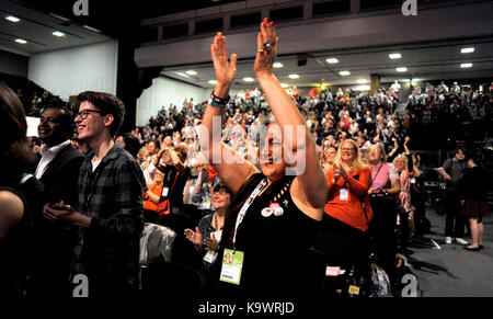 Brighton, Regno Unito. 24Sep, 2017. I delegati dare il leader del partito laburista jeremy corbyn una standing ovation come egli arriva per il opeining del partito laburista conferenza nel centro di Brighton questa mattina . la conferenza continua fino a quando il climax di mercoledì quando jeremy corbyn offre il suo leader di credito del parlato: simon dack/alamy live news Foto Stock