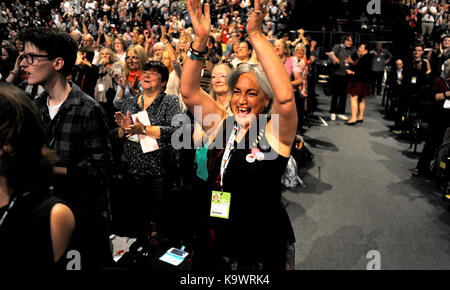 Brighton, Regno Unito. 24Sep, 2017. I delegati dare il leader del partito laburista jeremy corbyn una standing ovation come egli arriva per il opeining del partito laburista conferenza nel centro di Brighton questa mattina . la conferenza continua fino a quando il climax di mercoledì quando jeremy corbyn offre il suo leader di credito del parlato: simon dack/alamy live news Foto Stock