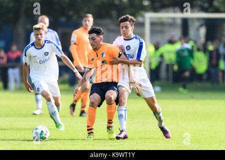 Karlsruhe, Deutschland. 24Sep, 2017. paskalis herzog (KSC) im zweikampf mit alberico dominico (hoffenheim). Ges/ fussball/ junioren u 19: Karlsruher SC - tsg 1899 hoffenheim, 24.09.2017 -- | verwendung weltweit credito: dpa/alamy live news Foto Stock
