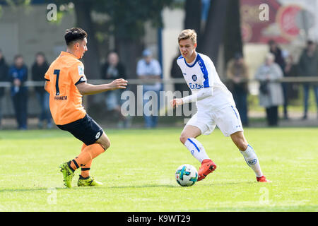 Karlsruhe, Deutschland. 24Sep, 2017. Noè singelmann (KSC) im zweikampf mit alberico dominico (hoffenheim). Ges/ fussball/ junioren u 19: Karlsruher SC - tsg 1899 hoffenheim, 24.09.2017 -- | verwendung weltweit credito: dpa/alamy live news Foto Stock