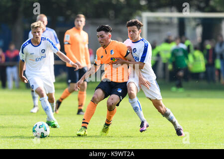 Karlsruhe, Deutschland. 24Sep, 2017. paskalis herzog (KSC) im zweikampf mit alberico dominico (hoffenheim). Ges/ fussball/ junioren u 19: Karlsruher SC - tsg 1899 hoffenheim, 24.09.2017 -- | verwendung weltweit credito: dpa/alamy live news Foto Stock