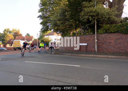 Birmingham, Regno Unito. 24 settembre 2017 - Birmingham velo ciclismo partecipanti passando attraverso stourbridge/dudley/wollescote area che copre parte di 100 miglio percorso nel west midlands, Regno Unito. Credito: Richard allen/alamy live news Foto Stock