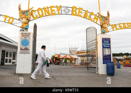 Porthcawl, Wales, Regno Unito. Sabato 23 Settembre 2017.tifosi e appassionati, imitatori frequentare il dodicesimo Porthcawl annuale festival di Elvis, Il Elvies. Credito: Haydn Denman/Alamy Live News Foto Stock