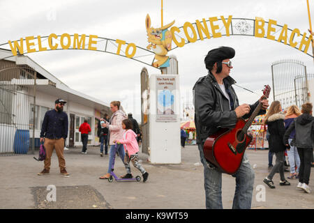 Porthcawl, Wales, Regno Unito. Sabato 23 Settembre 2017.tifosi e appassionati, imitatori frequentare il dodicesimo Porthcawl annuale festival di Elvis, Il Elvies. Credito: Haydn Denman/Alamy Live News Foto Stock