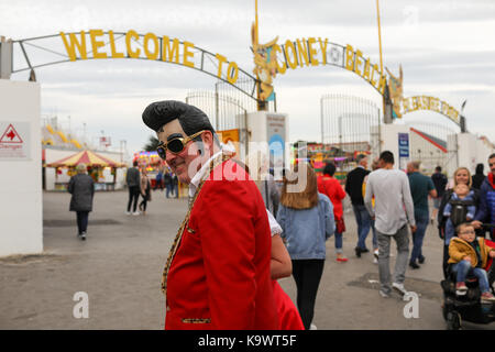 Porthcawl, Wales, Regno Unito. Sabato 23 Settembre 2017.tifosi e appassionati, imitatori frequentare il dodicesimo Porthcawl annuale festival di Elvis, Il Elvies. Credito: Haydn Denman/Alamy Live News Foto Stock