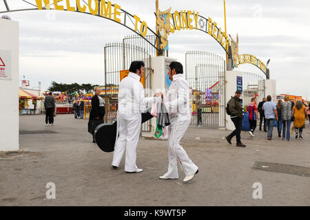 Porthcawl, Wales, Regno Unito. Sabato 23 Settembre 2017.tifosi e appassionati, imitatori frequentare il dodicesimo Porthcawl annuale festival di Elvis, Il Elvies. Credito: Haydn Denman/Alamy Live News Foto Stock