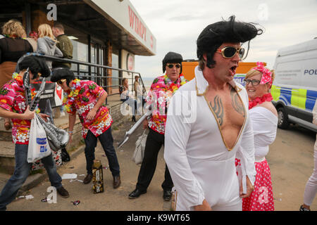 Porthcawl, Wales, Regno Unito. Sabato 23 Settembre 2017.tifosi e appassionati, imitatori frequentare il dodicesimo Porthcawl annuale festival di Elvis, Il Elvies. Credito: Haydn Denman/Alamy Live News Foto Stock