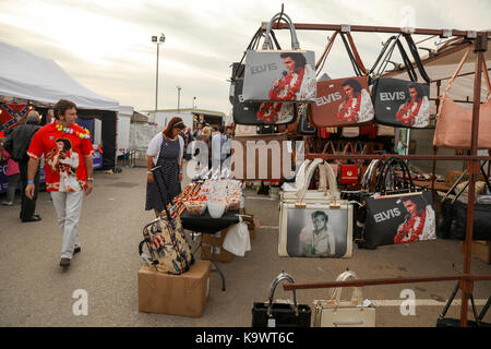 Porthcawl, Wales, Regno Unito. Sabato 23 Settembre 2017.tifosi e appassionati, imitatori frequentare il dodicesimo Porthcawl annuale festival di Elvis, Il Elvies. Credito: Haydn Denman/Alamy Live News Foto Stock