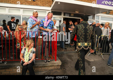 Porthcawl, Wales, Regno Unito. Sabato 23 Settembre 2017.tifosi e appassionati, imitatori frequentare il dodicesimo Porthcawl annuale festival di Elvis, Il Elvies. Credito: Haydn Denman/Alamy Live News Foto Stock