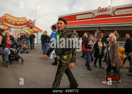 Porthcawl, Wales, Regno Unito. Sabato 23 Settembre 2017.tifosi e appassionati, imitatori frequentare il dodicesimo Porthcawl annuale festival di Elvis, Il Elvies. Credito: Haydn Denman/Alamy Live News Foto Stock