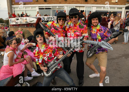 Porthcawl, Wales, Regno Unito. Sabato 23 Settembre 2017.tifosi e appassionati, imitatori frequentare il dodicesimo Porthcawl annuale festival di Elvis, Il Elvies. Credito: Haydn Denman/Alamy Live News Foto Stock