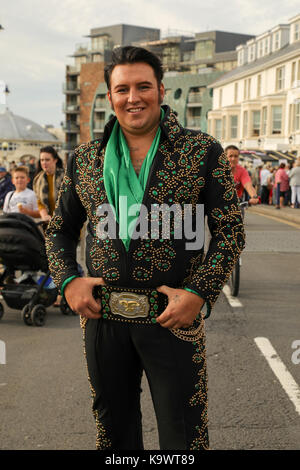 Porthcawl, Wales, Regno Unito. Sabato 23 Settembre 2017.tifosi e appassionati, imitatori frequentare il dodicesimo Porthcawl annuale festival di Elvis, Il Elvies. Credito: Haydn Denman/Alamy Live News Foto Stock