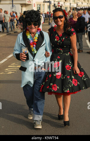 Porthcawl, Wales, Regno Unito. Sabato 23 Settembre 2017.tifosi e appassionati, imitatori frequentare il dodicesimo Porthcawl annuale festival di Elvis, Il Elvies. Credito: Haydn Denman/Alamy Live News Foto Stock