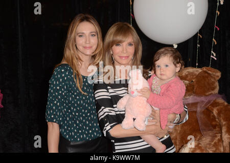 Burbank, Ca. 23rd settembre 2017. Spencer Margaret Richmond con la figlia Bea e la madre Jaclyn Smith al lancio in negozio della nuova linea di abbigliamento per bambini Spencer di Jaclyn Smith a Kmart a Burbank, California, il 23 settembre 2017. Credito: David Edwards/Media Punch/Alamy Live News Foto Stock