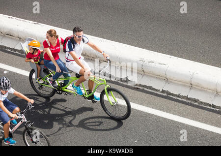 Bicicletta tandem per famiglie Foto Stock