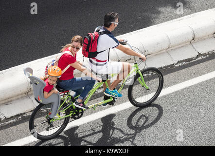 Bicicletta tandem per famiglie Foto Stock