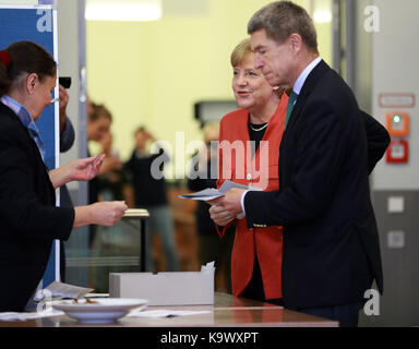 Berlino, Germania. 24Sep, 2017. Il cancelliere tedesco Angela Merkel (2r) e il marito joachim sauer (1r) il loro voto a Berlino, Germania, sett. 24, 2017. più di 61 milioni di elettori tedeschi sono stati chiamati a cast scrutini domenica per raccogliere i loro bundestag, o il parlamento federale, su cui il nuovo governo sarà formata. Credito: luo huanhuan/xinhua/alamy live news Foto Stock