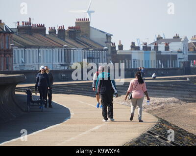 Sheerness, Kent, Regno Unito. 24Sep, 2017. Regno Unito Meteo: un soleggiato e caldo giorno in Sheerness con un leggero nord-est brezza. Credito: James Bell/Alamy Live News Foto Stock