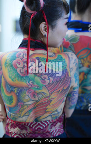 Londra, Regno Unito. 24 Settembre, 2017. Una giovane donna giapponese con un intero back tatuaggio al XIII London International Tattoo Convention, che ha avuto luogo nel corso del fine settimana nel tabacco Dock, a est di Londra. La mostra presenta oltre 400 delle più raffinate del mondo, più prestigioso e elite degli artisti del tatuaggio come pure la presentazione di perforazione e di altri aspetti della cultura alternativa. Credito: Michael Preston/Alamy Live News Foto Stock