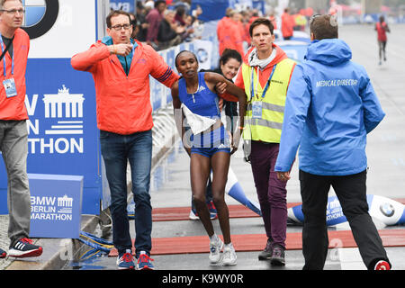 Berlino, Germania. 24 Settembre, 2017. 2017 la maratona di Berlino le donne il vincitore di Gladys Cherono (Kenya) è aiutato da funzionari dopo la finitura in un tempo di 2:20:23 Credito: Paolo Velasco/Alamy Live News Foto Stock