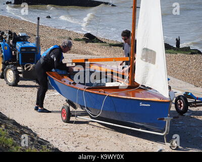 Sheerness, Kent, Regno Unito. 24Sep, 2017. Regno Unito Meteo: un soleggiato e caldo giorno in Sheerness con un leggero nord-est brezza. Credito: James Bell/Alamy Live News Foto Stock