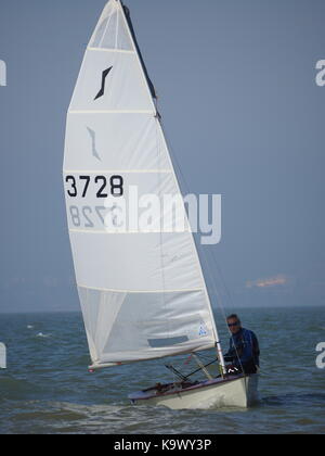 Un assolo di vela classe dinghy in una giornata di sole. Foto Stock