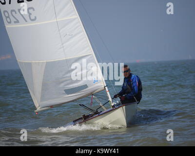 Un assolo di vela classe dinghy in una giornata di sole. Foto Stock