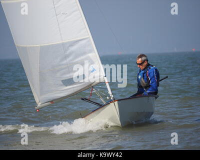 Un assolo di vela classe dinghy in una giornata di sole. Foto Stock