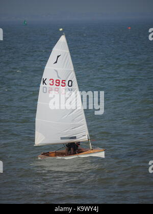 Un assolo di vela classe dinghy in una giornata di sole. Foto Stock