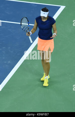 Wuhan, Cina. 24 settembre, 2017. duan yingying della Cina reagisce durante le singole' match di primo turno contro elena vesnina della Russia a 2017 wta wuhan aprire a Wuhan, capitale della Cina centrale della provincia di Hubei, sett. 24, 2017. duan perso 0-2. (Xinhua/ou dongqu)(WLL) Foto Stock
