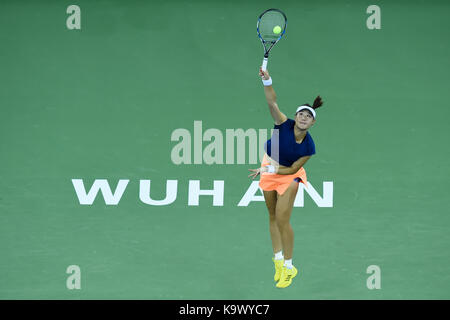 Wuhan, Cina. 24 settembre, 2017. duan yingying della Cina serve durante la singles' match di primo turno contro elena vesnina della Russia a 2017 wta wuhan aprire a Wuhan, capitale della Cina centrale della provincia di Hubei, sett. 24, 2017. duan perso 0-2. (Xinhua/ou dongqu)(WLL) Foto Stock