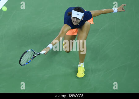 Wuhan, Cina. 24 settembre, 2017. duan yingying della Cina restituisce la sfera durante l' singles match di primo turno contro elena vesnina della Russia a 2017 wta wuhan aprire a Wuhan, capitale della Cina centrale della provincia di Hubei, sett. 24, 2017. duan perso 0-2. (Xinhua/ou dongqu)(WLL) Foto Stock