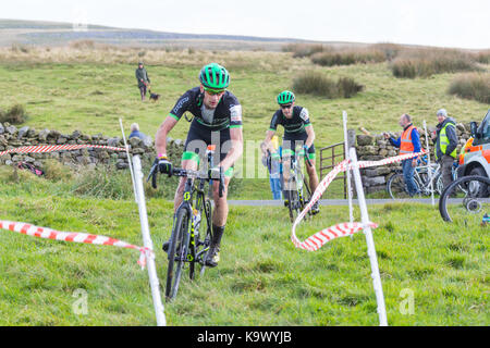 55Th annuale di 3 picchi Cyclo-Cross, Ingleton Yorkshire Dales, UK. Il 24 settembre 2017. Speranza factory del team Gara giù per la valle che è stata sopra Ingleborough. Credito: Andy Ward/Alamy Live News Foto Stock