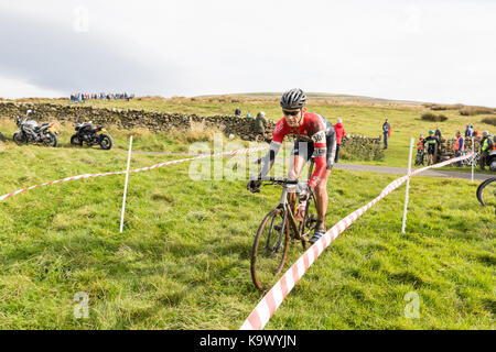 55Th annuale di 3 picchi Cyclo-Cross, Ingleton Yorkshire Dales, UK. Il 24 settembre 2017. Dave Haygarth scende a Ingleton da Ingleborough. Egli era di finire xliii in un tempo di 3 ore e 37 minuti. Credito: Andy Ward/Alamy Live News Foto Stock