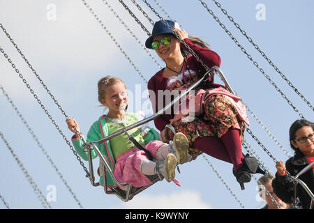 Monaco di Baviera, Germania. 24Sep, 2017. I visitatori ride la giostra durante la bavarese Oktoberfest a Monaco di Baviera, Germania, il 24 settembre 2017. Credito: tobias hase/dpa/alamy live news Foto Stock