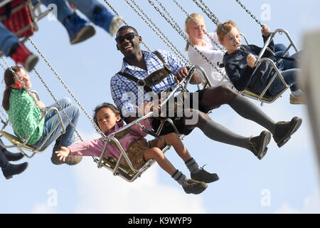 Monaco di Baviera, Germania. 24Sep, 2017. I visitatori ride la giostra durante la bavarese Oktoberfest a Monaco di Baviera, Germania, il 24 settembre 2017. Credito: tobias hase/dpa/alamy live news Foto Stock